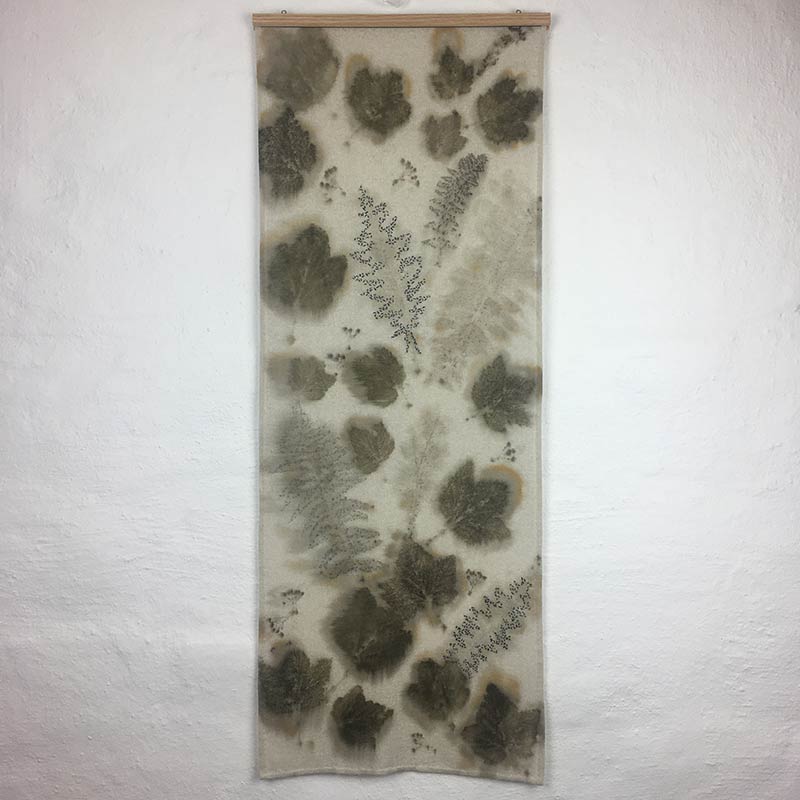 Ecoprintet vægophæng 'Watercolor leaves' (2019) på silke med håndbroderi.